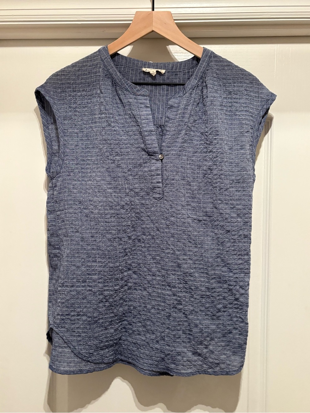Women’s Jane & Delancey denim striped gauze vneck top size M